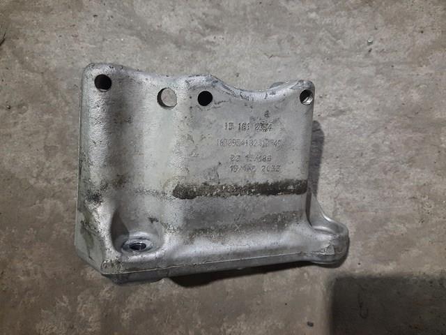 Кронштейн подушки (опори) двигуна, правої 11128511299 BMW