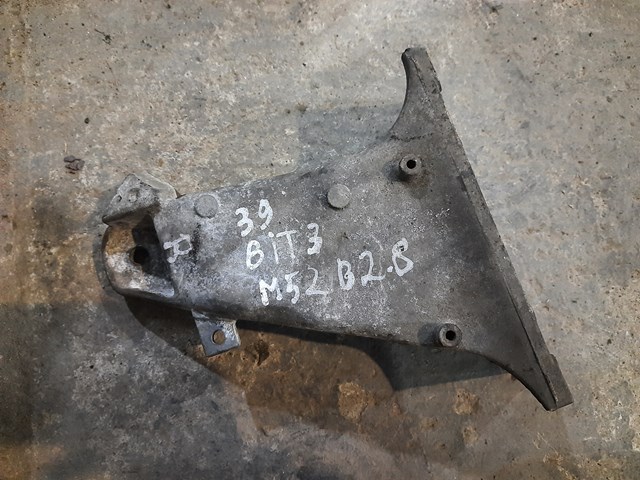 Кронштейн подушки (опори) двигуна, правої 22116753362 BMW