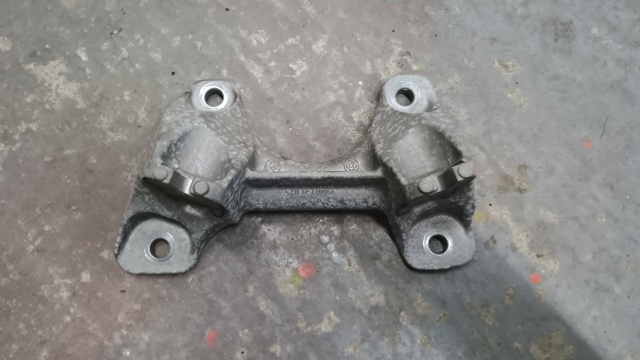 Кронштейн подушки коробки передач 22316796613 BMW
