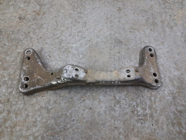 Балка кріплення коробки передач 24701136499 BMW