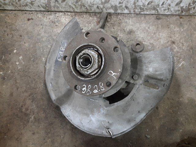 Цапфа поворотна права 31211142086 BMW