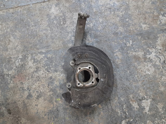 Цапфа поворотна права 31216773784 BMW