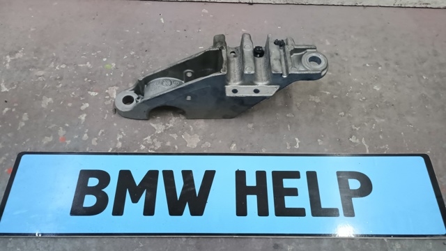 Хомут кріплення втулки стабілізатора, переднього 31306884012 BMW