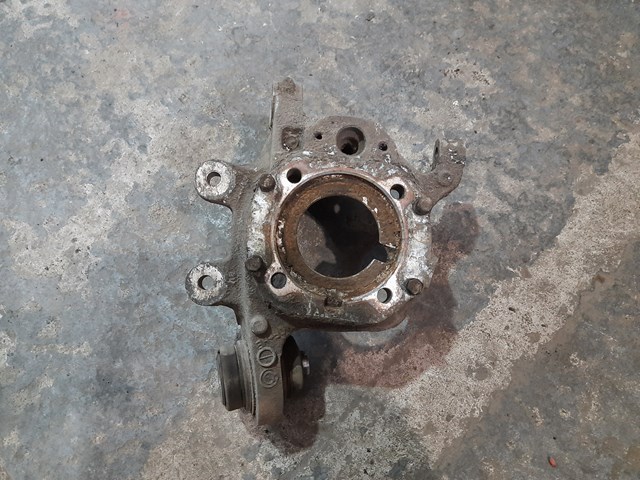Цапфа поворотна права 33321091336 BMW