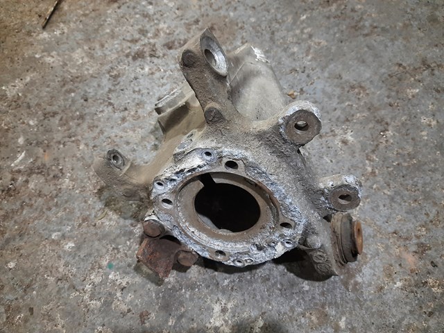 Кулак поворотний лівий 33321093655 BMW