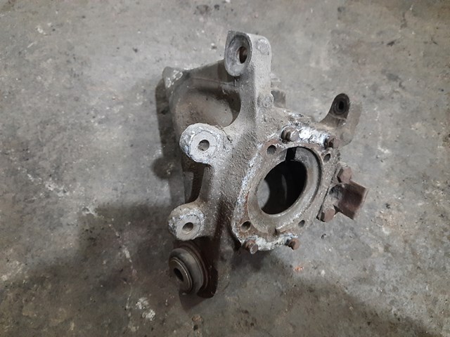 Кулак поворотний правий 33321093656 BMW