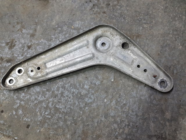 Кронштейн задньої балки 33326770977 BMW