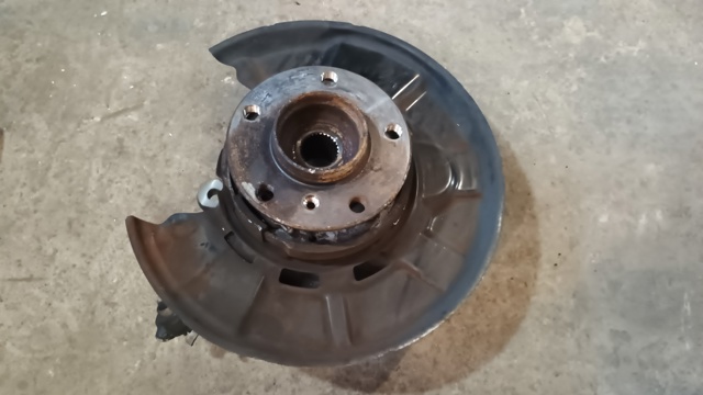 Кулак поворотний лівий 33326792521 BMW