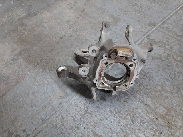 Цапфа поворотна права 33326796510 BMW