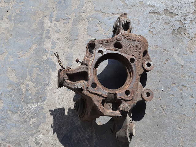 Кулак поворотний правий 33406797570 BMW