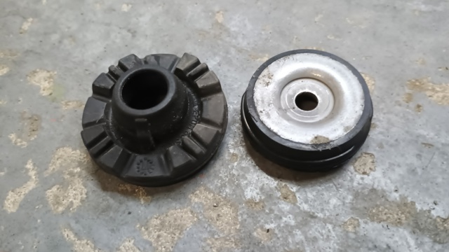 Подушка радіатору нижня 4M0121275A VAG
