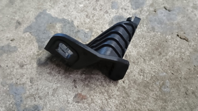 Кріплення фари передньої, правої 51117285598 BMW