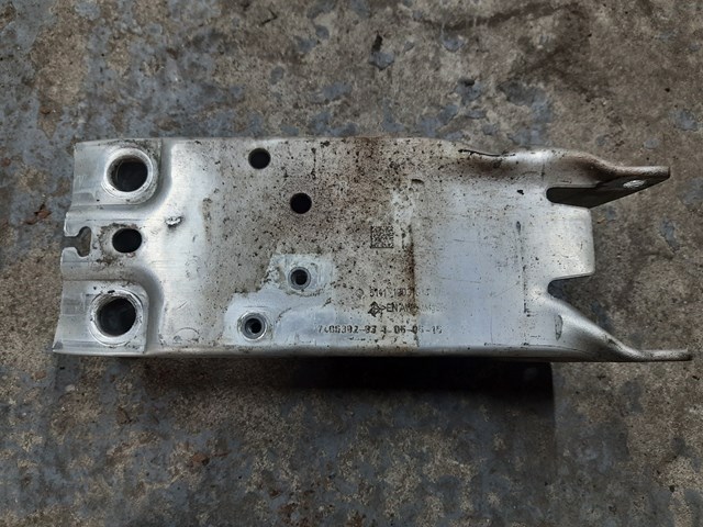 Кронштейн підсилювача переднього бампера 51117406392 BMW