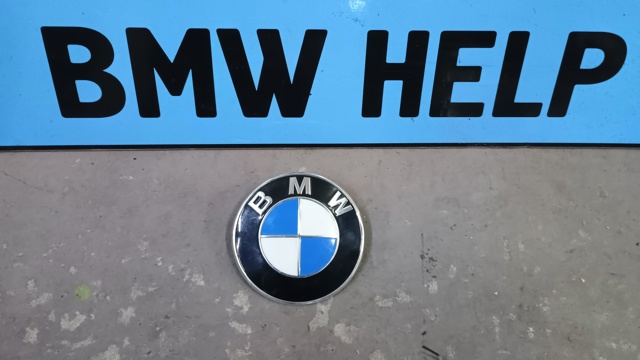 Емблема капота 51147463684 BMW