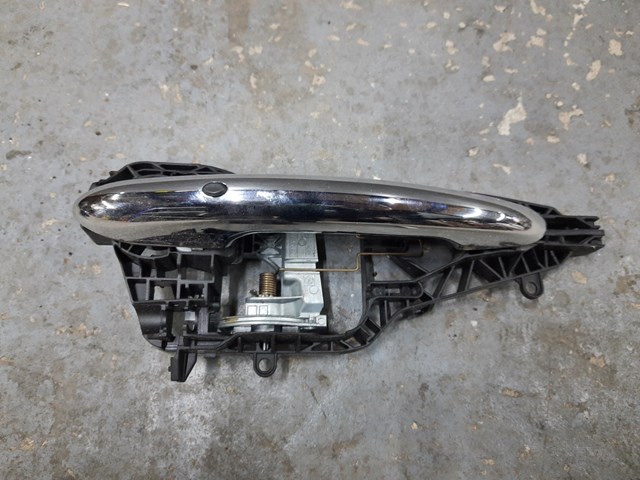 Тримач зовнішньої ручки дверей, передньої правої 51217327344 BMW