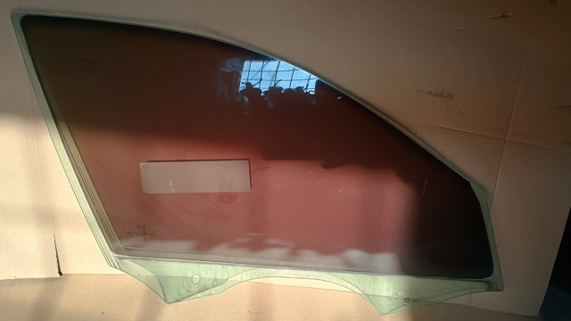 Скло передньої правої двері 51332458072 BMW
