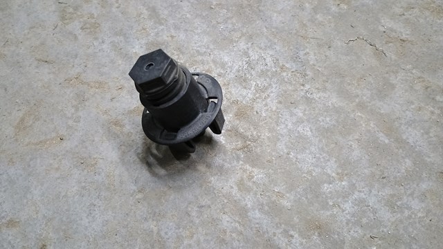 Буфер капота гумовий 51767183752 BMW
