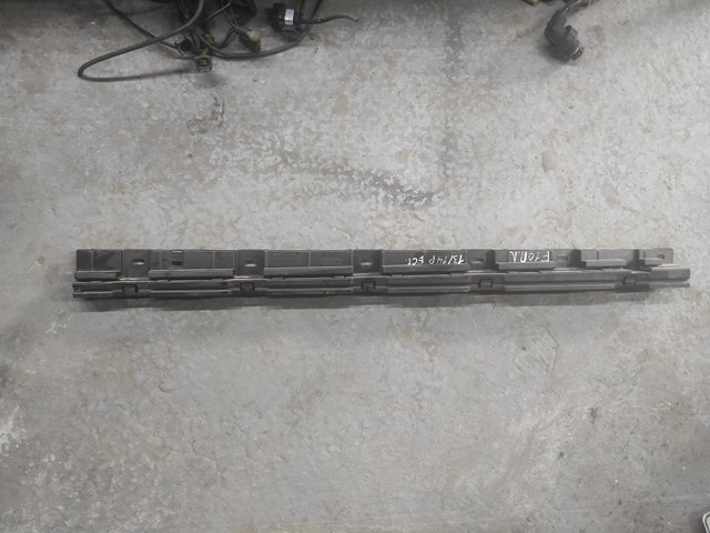 Кронштейн зовнішньої накладки лівого порога 51777184777 BMW
