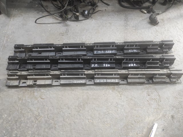 Кронштейн зовнішньої накладки порога правого 51777184778 BMW