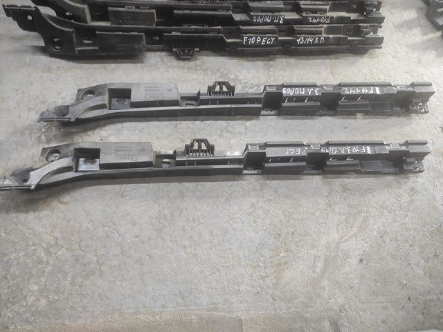 Кронштейн зовнішньої накладки лівого порога 51777204021 BMW