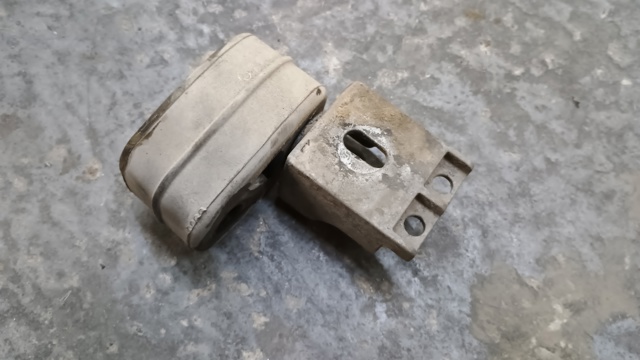 Кронштейн задньої подушки глушника 5Q0253144D VAG
