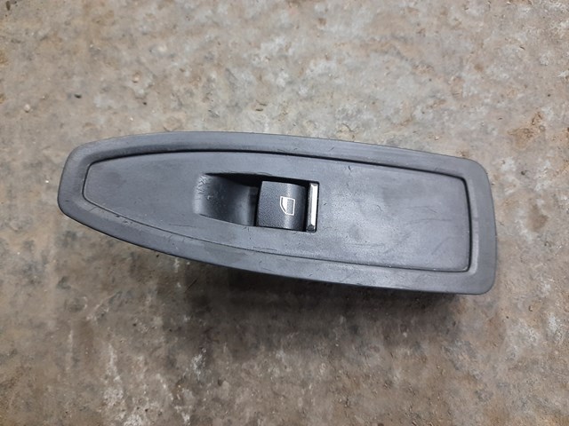 Кнопка підйомника переднього правого скла 61319208107 BMW