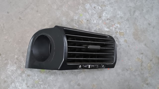 Решітка повітроводу права 64221384088 BMW