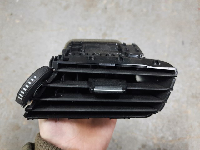 Решітка повітроводу права 64229292740 BMW