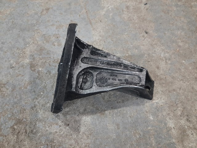 Кронштейн подушки (опори) двигуна, правої 6754185 BMW