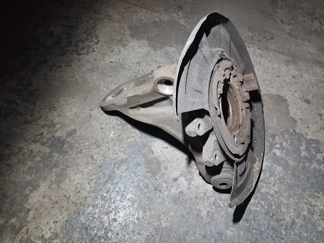 Цапфа поворотна права 6770984 BMW