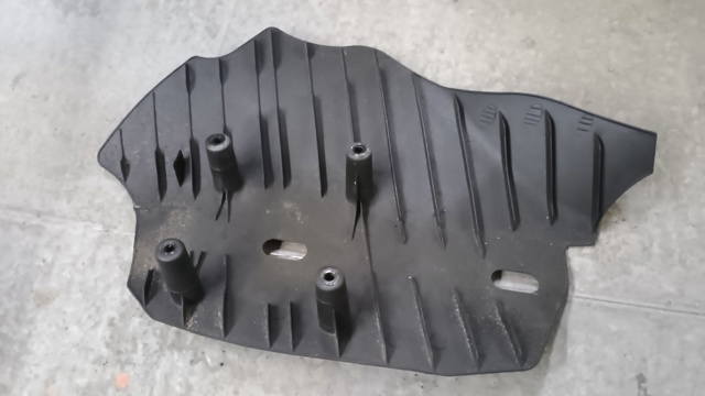 Захист заднього нижнього важеля 6796137 BMW