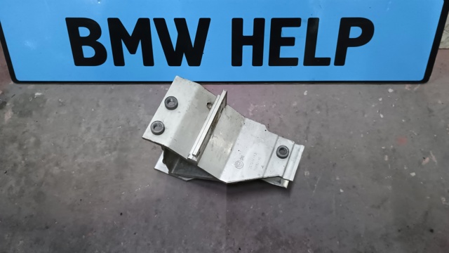 Кронштейн підсилювача переднього бампера 7357216 BMW