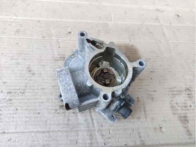 Насос вакуумний 06K145100AE VAG