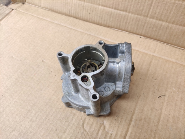 Насос вакуумний 06K145100B VAG