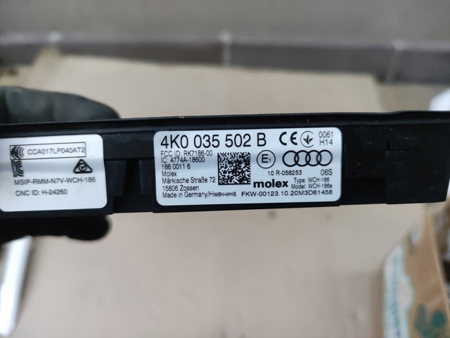 Зарядний пристрій для АКБ 4K0035502B VAG