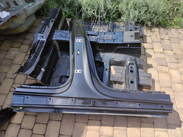 Отвір передніх правих дверей 4K5809840 VAG