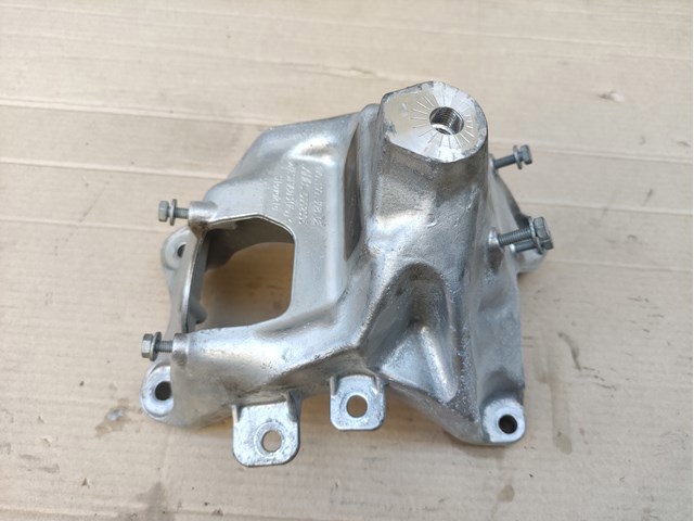 Кронштейн подушки (опори) двигуна, правої 4M0199308CE VAG
