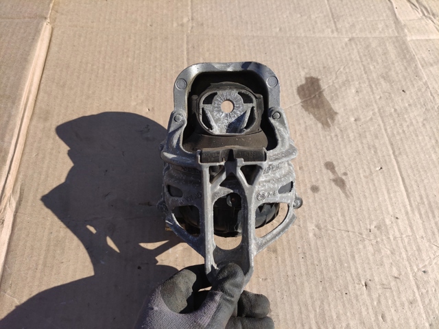Права подушка двигуна 4M0199372J VAG
