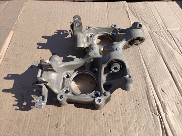Кулак поворотний правий 4M0505432AE VAG