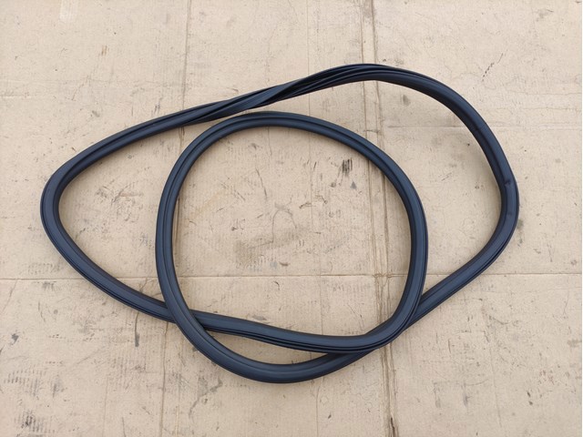Ущільнювач дверей задніх, (на кузові) 4M0833721D VAG