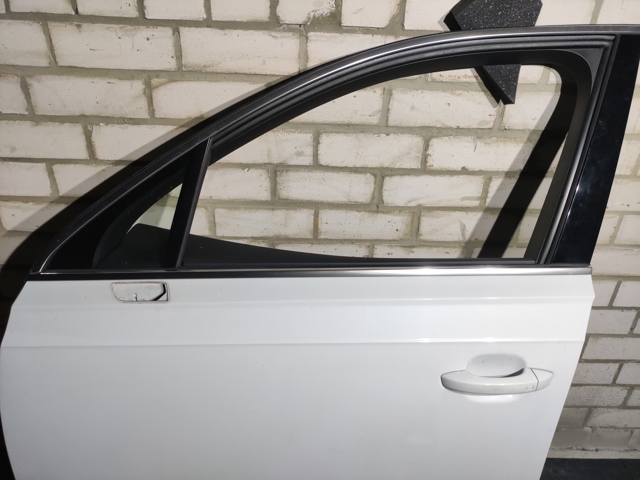 Молдинг опускного скла нижній, двері передньої, лівої 4M08532833Q7 VAG