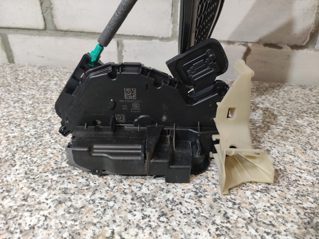 Замок дверей водія 5TB837015E VAG