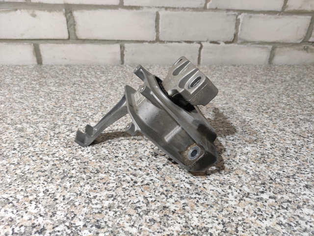 Права подушка мотора Volkswagen Passat B8