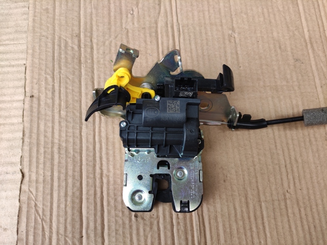 Замок кришки багажника Ауді Ку 3