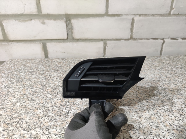 Решітка повітропровода ліва 83B8209016PS VAG