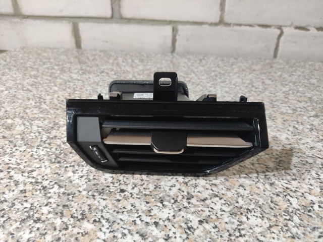 Решітка повітропровода права 83B8209026PS VAG