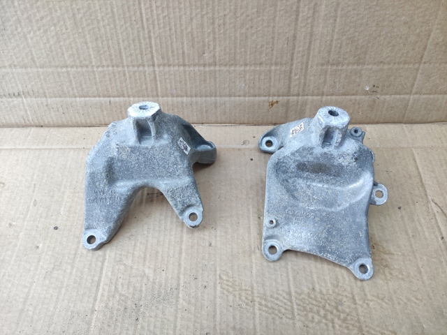 Кронштейн подушки (опори) двигуна, лівої 8W0199307L VAG