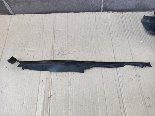 Заглушка жабо збоку 8W0820582C VAG