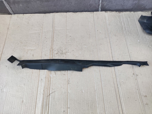 Заглушка жабо збоку 8W0820582C VAG
