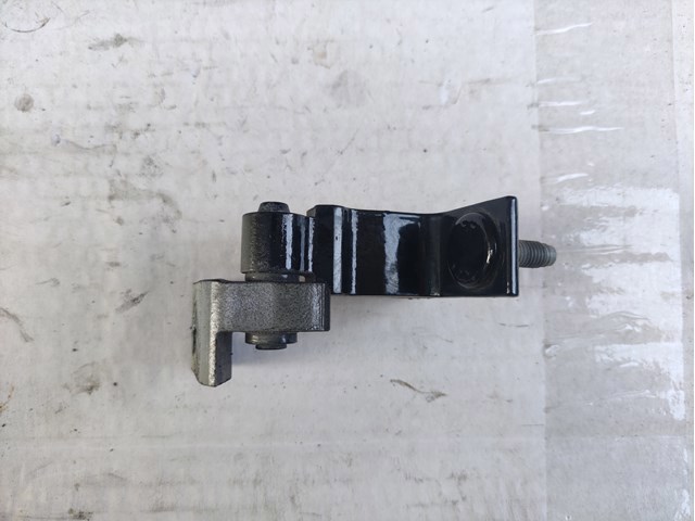Петля передніх дверей лівих 8W0831403A VAG